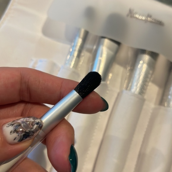 NEIMAN MARCUS Makeup White Brushes Roll Set of 5 pcs + Silver Snake Look Pouch - Picture 9 of 9